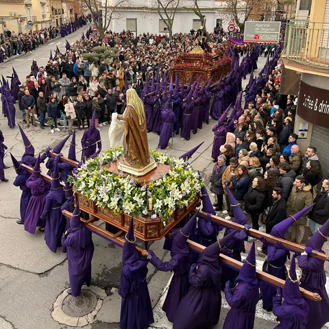Vista aérea de procesión con imagen religiosa y multitud