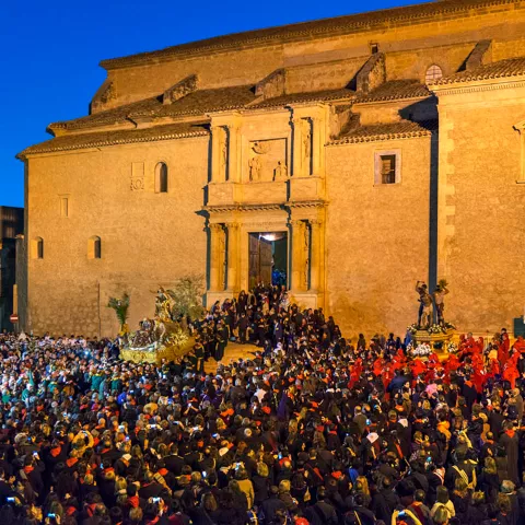 Procesión nocturna con gran afluencia de público
