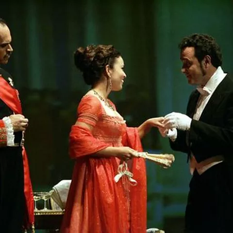 Escena dramática con personajes interactuando en primer plano