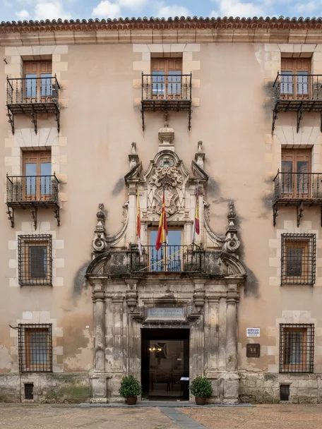 Portada ornamentada con balcones de hierro