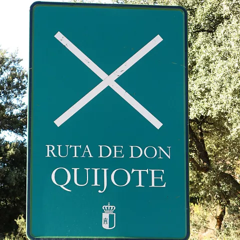 Señal turística de ruta literaria en entorno natural
