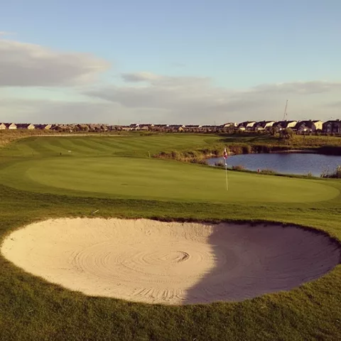 Green elevado con búnker en primer plano