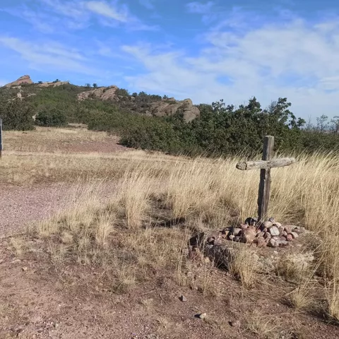 Sendero de montaña hacia castillo histórico.