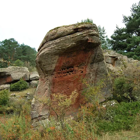 Formaciones rocosas rojizas.