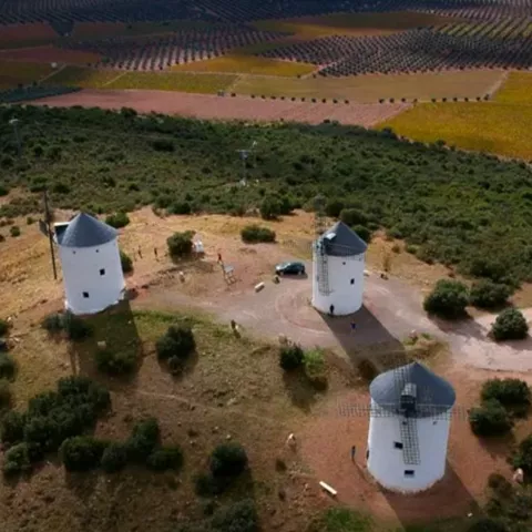 Vista aérea de varios molinos rodeados de paisaje agrícola