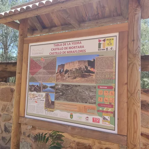 Panel informativo de ruta en entorno natural