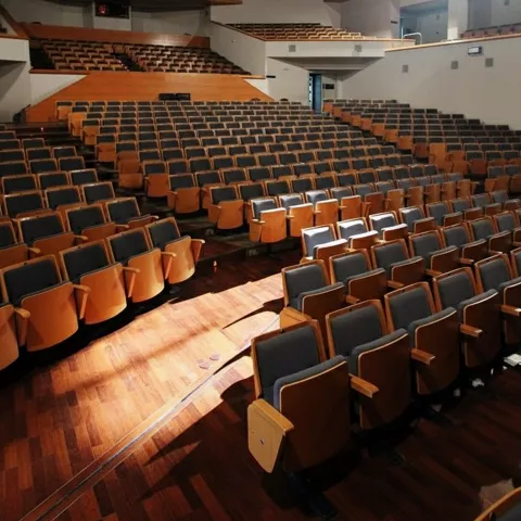 Sala de teatro con techo circular y graderío