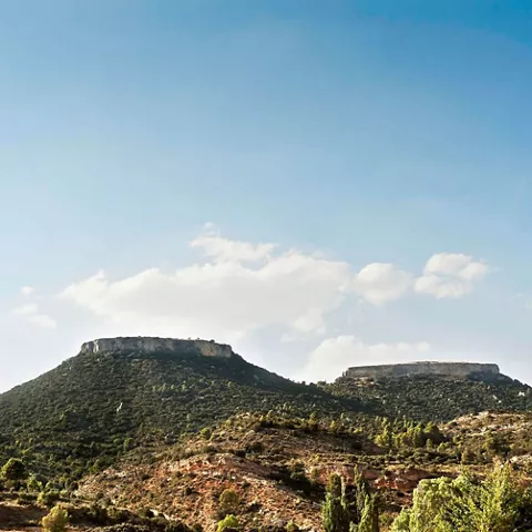 Montañas de cima plana en paisaje rural.
