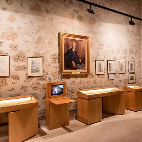 Sala de museo con exposiciones.