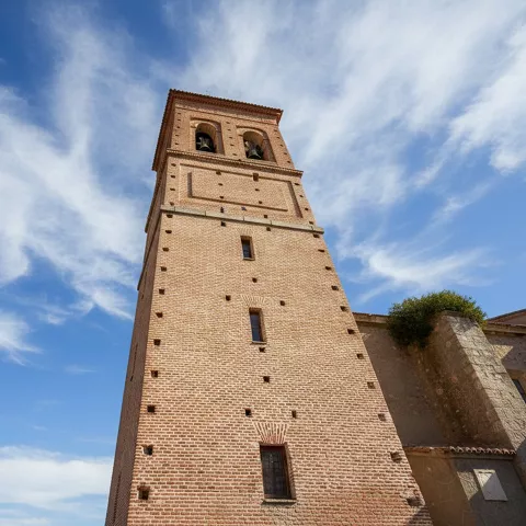 Torre de ladrillo vista desde abajo contra el cielo