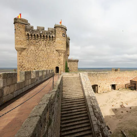 Patio interior con murallas, escaleras y antiguas dependencias.