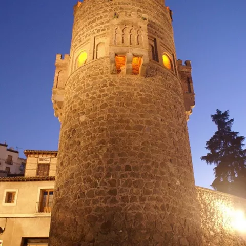 Torre principal de piedra de Puerta del Sol en Toledo