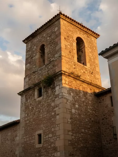 Campanario de iglesia al atardecer