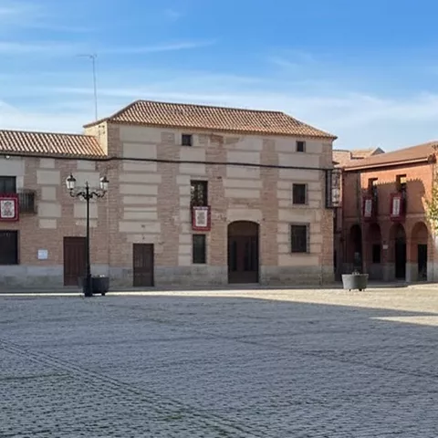 Plaza mayor con edificios tradicionales y soportales