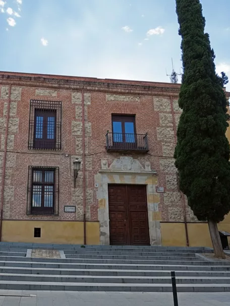 Edificio histórico de fachada de ladrillo con elementos decorativos tradicionales