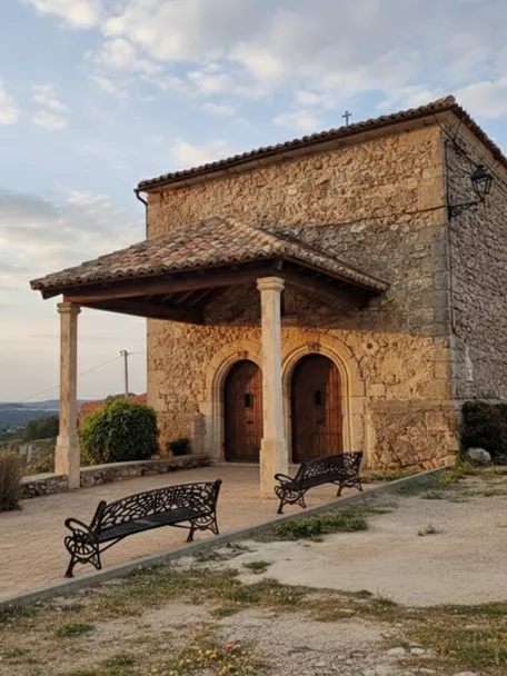 Ermita en entorno elevado con vistas panorámicas