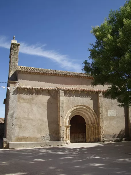 Lateral de iglesia con puerta románica
