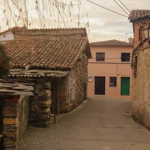 Calle estrecha con arquitectura tradicional