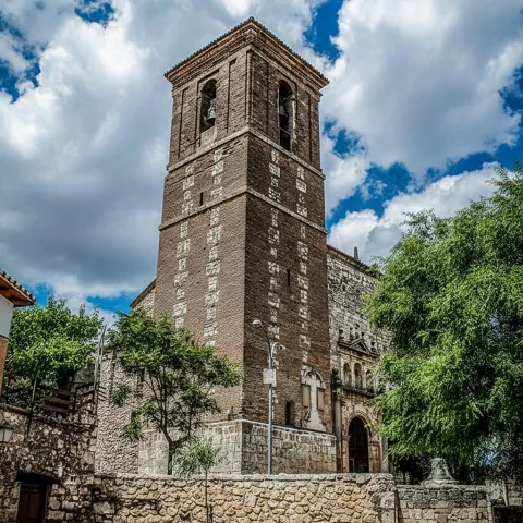 Torre campanario de estilo tradicional