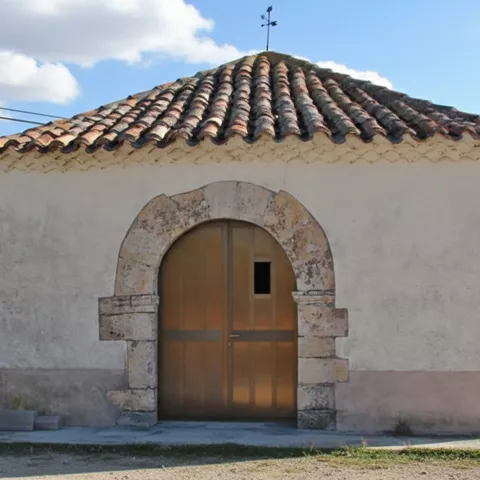 Pequeña ermita en entorno rural