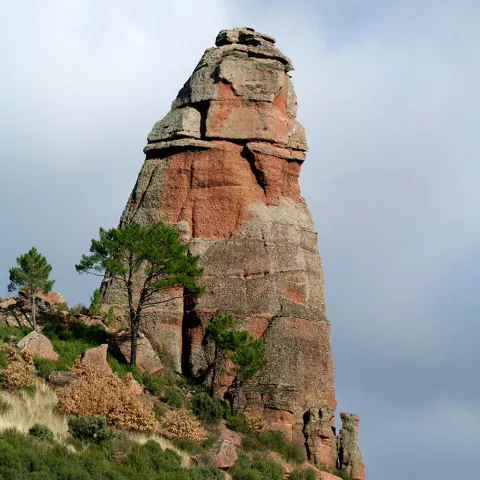 Monolito de roca roja en montaña