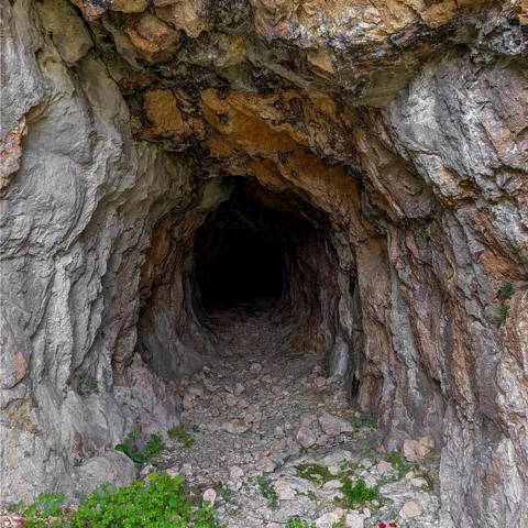 Cueva en pared rocosa.