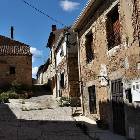 Calle tradicional con arquitectura de piedra