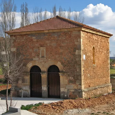 Pequeña ermita de piedra en entorno rural