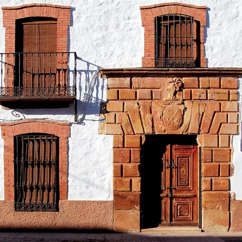 Fachada tradicional con escudo