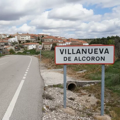 Entrada al municipio con cartel indicativo