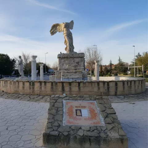 Fuente monumental con esculturas clásicas