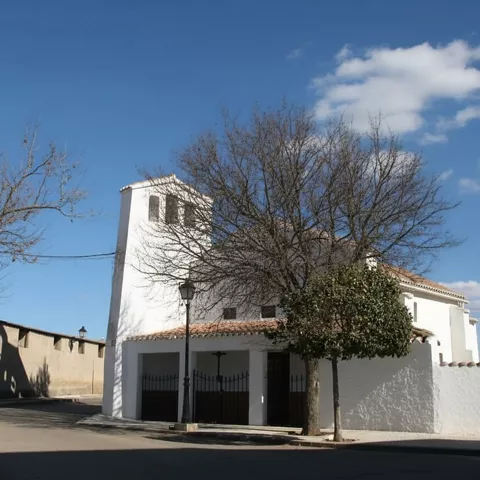 Ermita encalada en entorno urbano tradicional