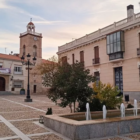 Plaza mayor con ayuntamiento y fuente central
