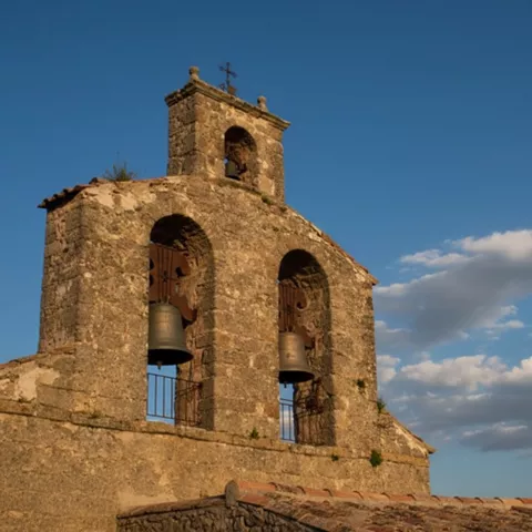 Espadaña con campanas en la iglesia