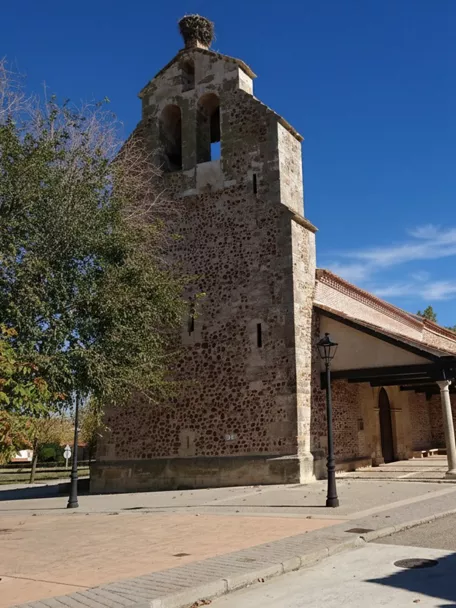 Iglesia con pórtico columnado