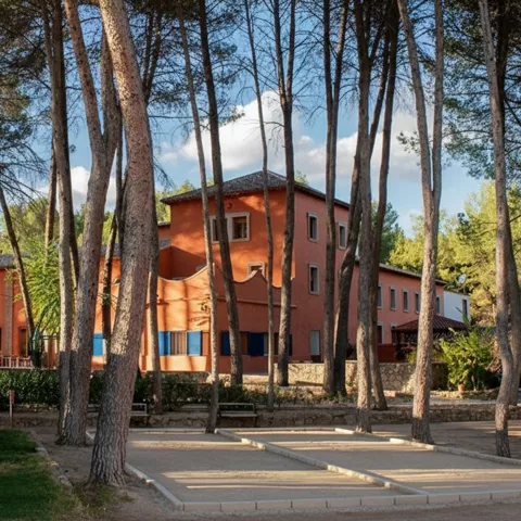 Edificio rural entre pinos y zona ajardinada