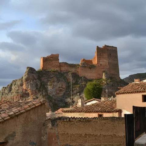 Castillo dominando el casco urbano