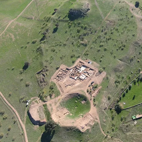 Vista aérea de un yacimiento con trazado visible.