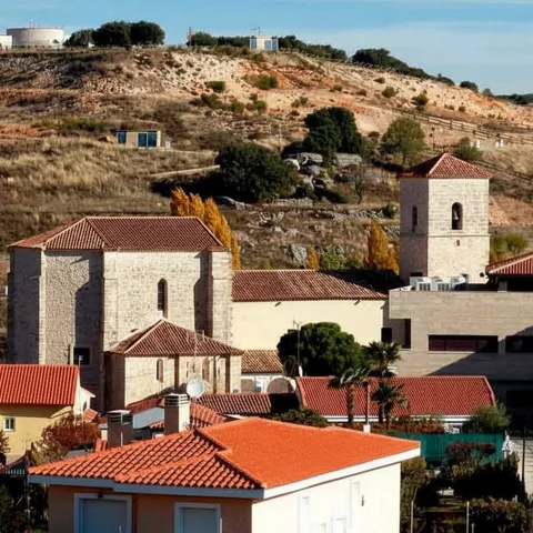 Conjunto urbano con iglesia.