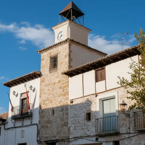 Edificio municipal con torre del reloj