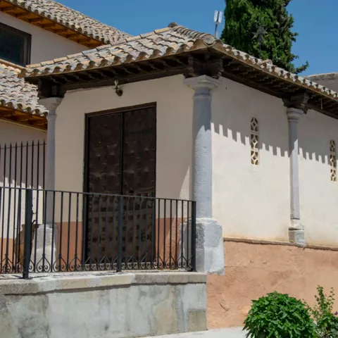 Lateral de capilla con columnas y verja