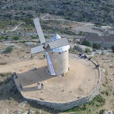 Vista aérea de un molino de piedra en un paraje rocoso