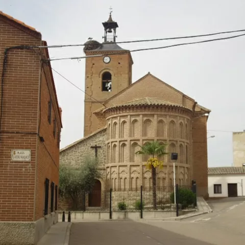 Iglesia de ladrillo vista desde una calle del pueblo