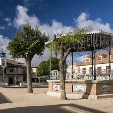 Plaza amplia con quiosco central y edificio consistorial al fondo bajo cielo azul.