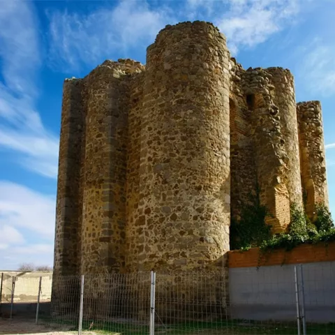 Ruinas de iglesia de piedra bajo cielo azul
