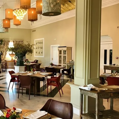 Restaurante amplio con mesas montadas y lámparas colgantes