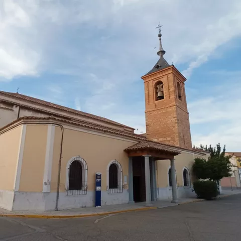 Iglesia de esquina con torre de ladrillo