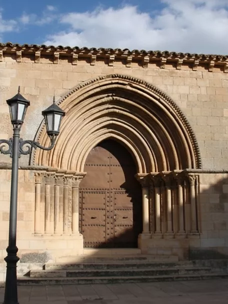 Portada de la iglesia de Arcas