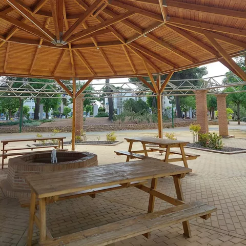 Zona de descanso en el Parque Julián Gómez-Cambronero