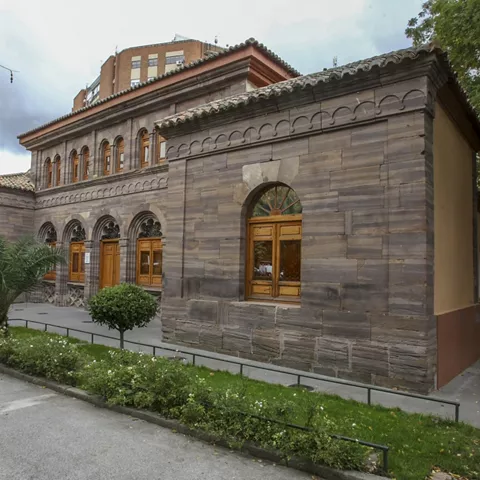 Fachada de la Casa de Baños de Puertollano